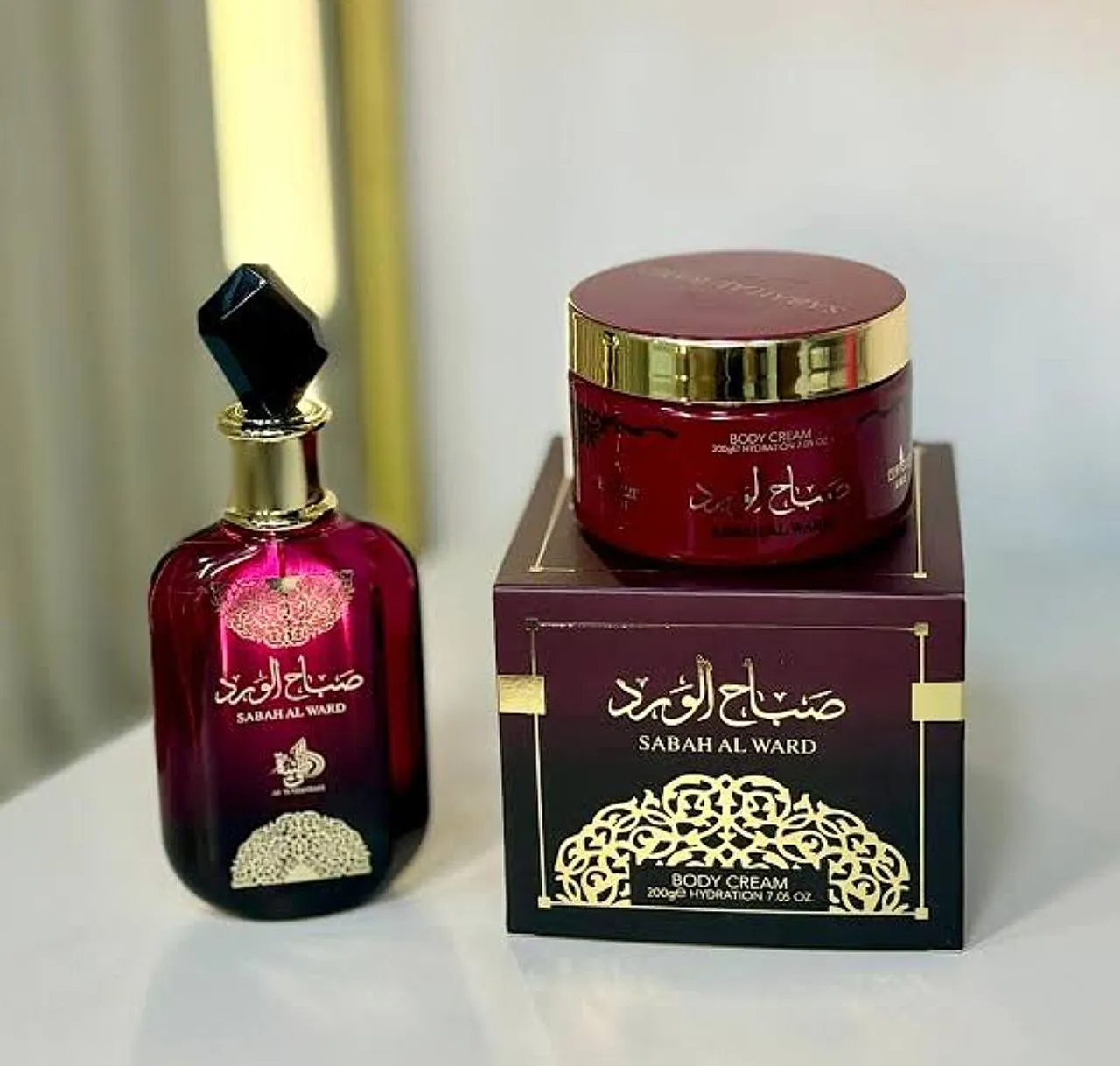 O hidratante ao lado do perfume original para demonstrar a técnica de fixação por camadas.