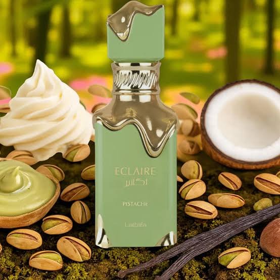 O perfume Lattafa Eclaire Pistache num cenário gourmet para ilustrar as suas notas de pistacho