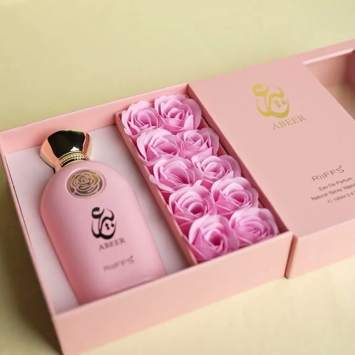 Ingredientes cremosos, florais e inspiração do perfume Riiffs Abeer