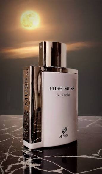 Perfume Afnan Pure Musk num ambiente sereno de estética clean e autocuidado
