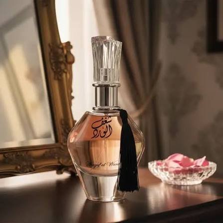 Perfume feminino Shagaf Al Ward num ambiente sofisticado e luminoso de toucador