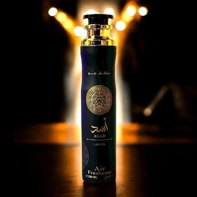 Ambientador Lattafa Asad num cenário sofisticado e moderno de sala perfumada