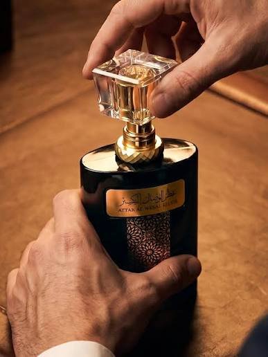 Perfume masculino Attar Al Wesal Elixir num ambiente sofisticado de vida noturna