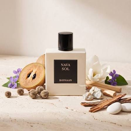 Perfume Rayhaan Nava Sol num cenário luminoso de estética clean e minimalista